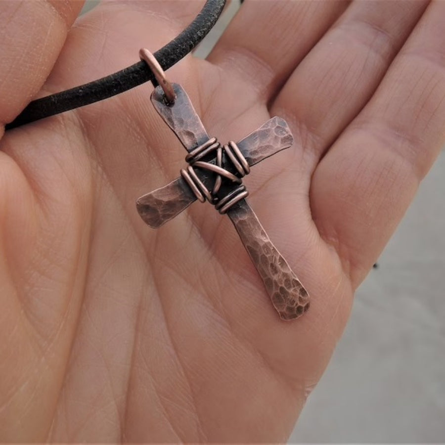 Collana artigianale con croce in rame