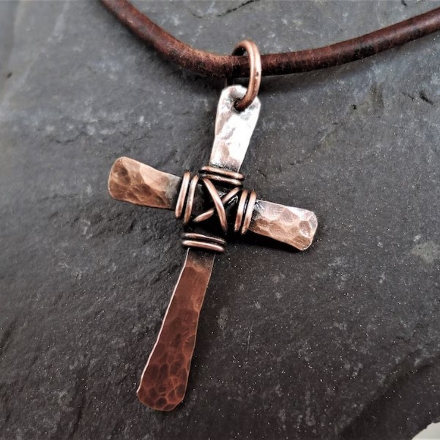 Collana artigianale con croce in rame