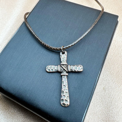Collana artigianale con croce in rame