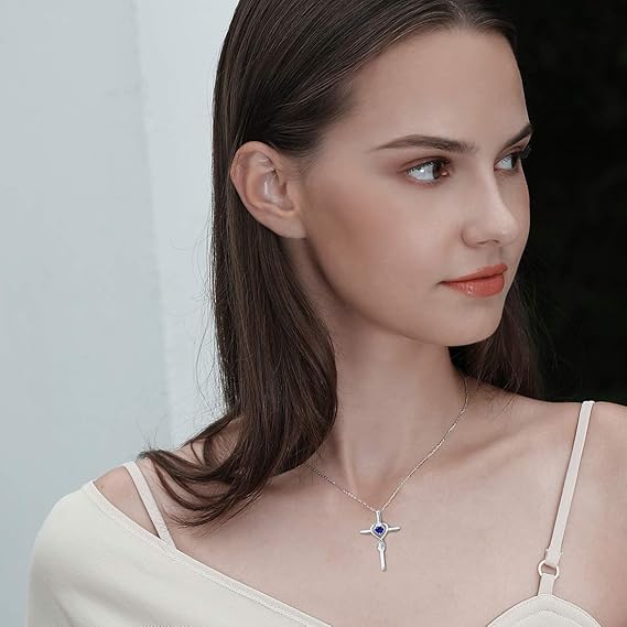 Collana con croce e pietra a forma di cuore zaffiro | Oro bianco
