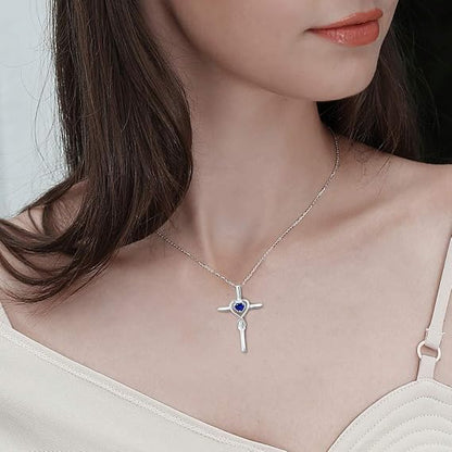 Collana con croce e pietra a forma di cuore zaffiro | Oro bianco