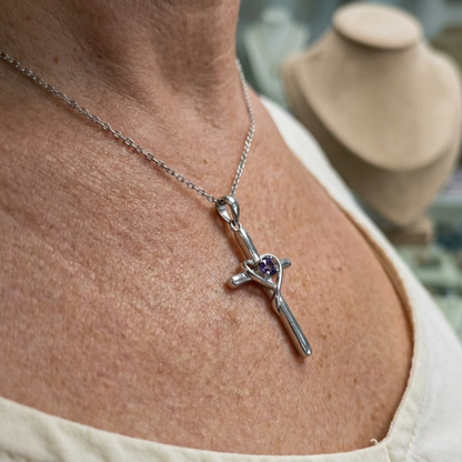 Collana con croce centrale in ametista | Oro bianco