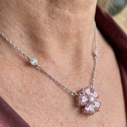 Collana con pendente a fiore Petalglow | Oro bianco