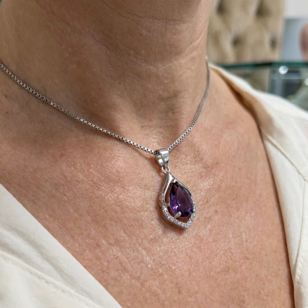 Collana con pendente a goccia Selvara Crescent | Oro bianco