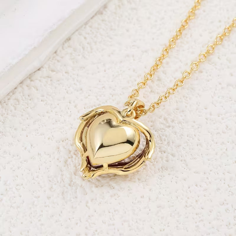 Collana con cuore di rubino Angel Embrace | Oro